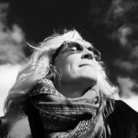 Julie Lundquist Photo 29