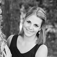Julia Reinhart Photo 11