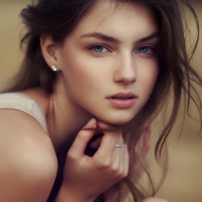 Alice Gregory Photo 31